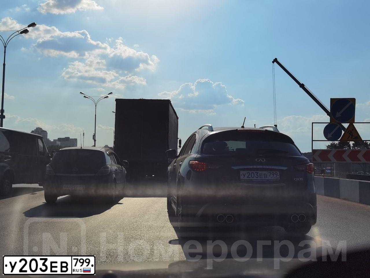 Фото автомобиля INFINITI QX70 /FX/, 2017 — госномер У203ЕВ799. Цвет: ЧЕРНЫЙ