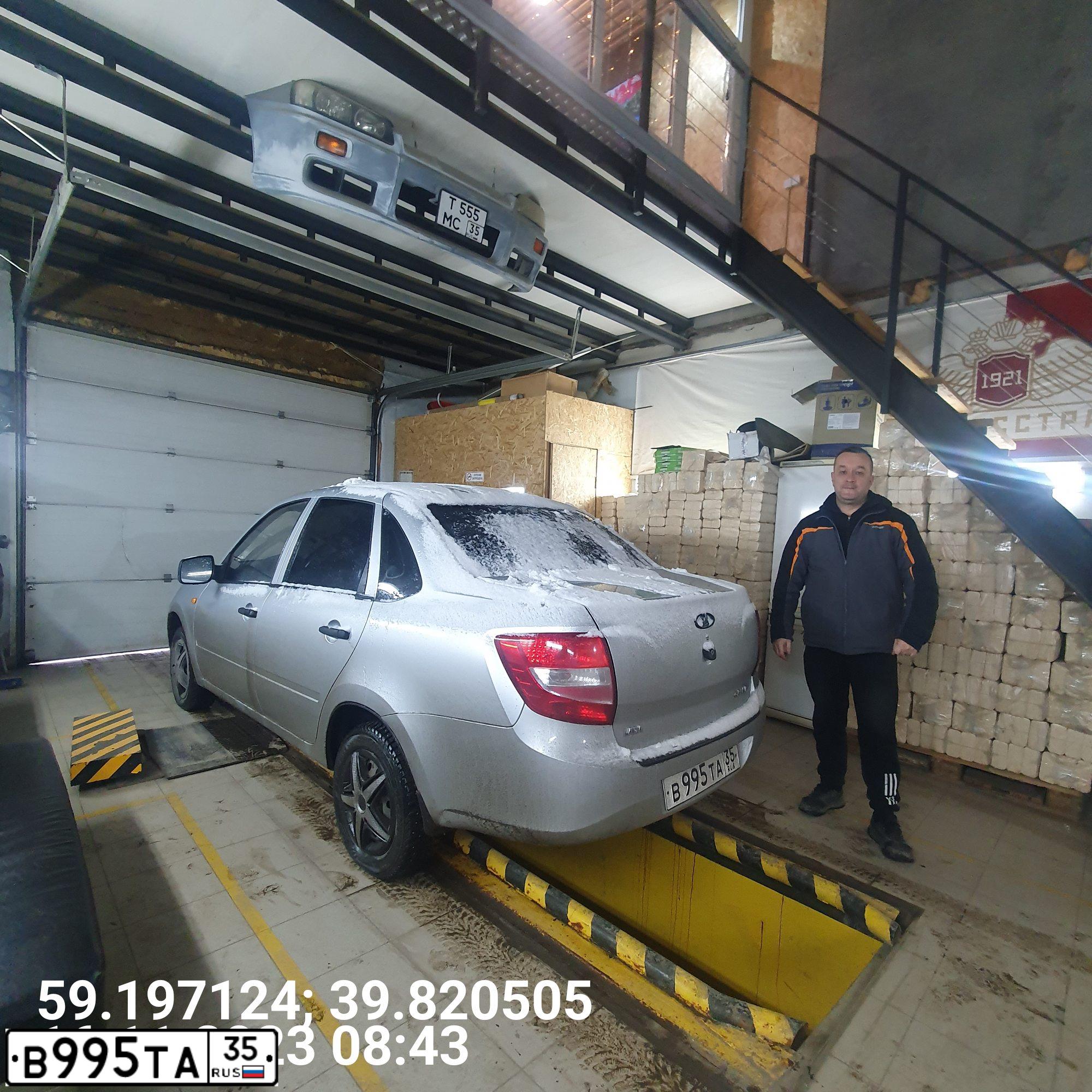 Фото автомобиля LADA 2190 GRANTA, 2012 — госномер В995ТА35. Цвет: Серебристый