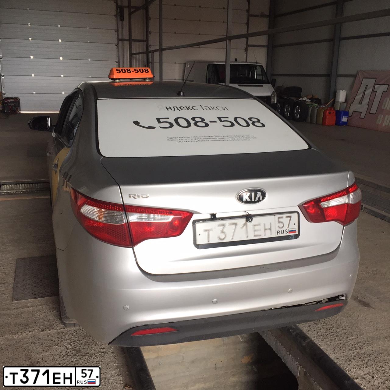 Фото автомобиля KIA RIO, 2013 — госномер Т371ЕН57. Цвет: СЕРЕБРИСТЫЙ