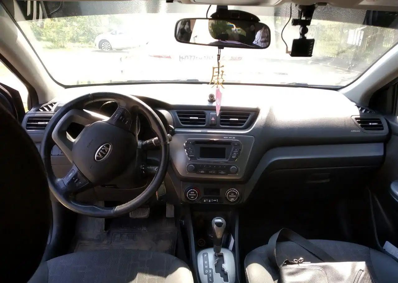 Фото автомобиля TOYOTA COROLLA, 2012 — госномер Н077РМ174. Цвет: Белый