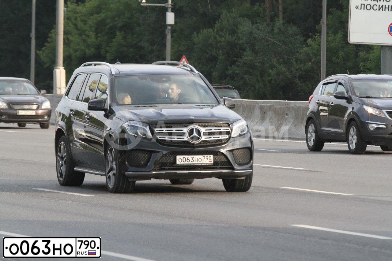 Фото автомобиля MERCEDES GL-KLASSE, 2018 — госномер О063НО790. Цвет: ЧЕРНЫЙ