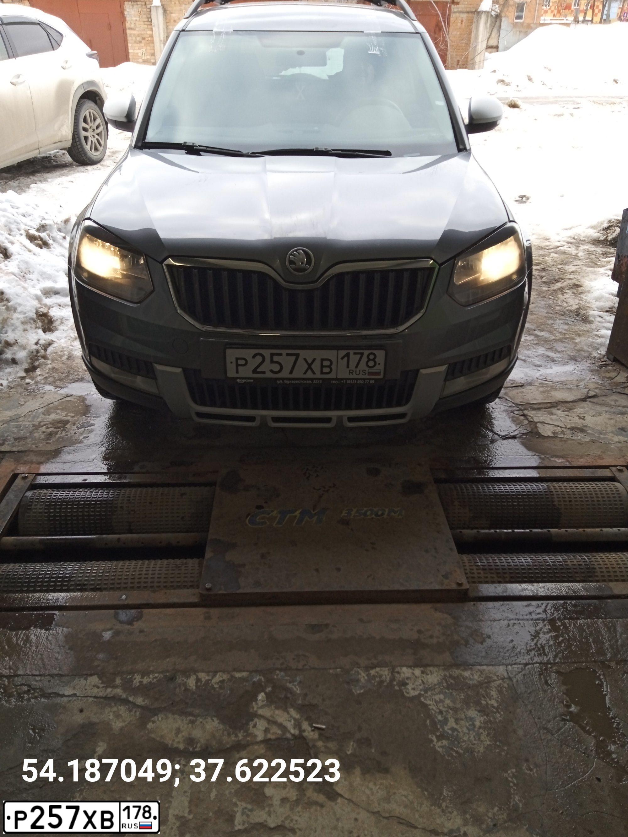 Фото автомобиля SKODA YETI, 2014 — госномер Р257ХВ178. Цвет: ТЕМНО-СЕРЫЙ