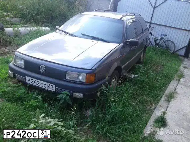 Фото автомобиля VOLKSWAGEN PASSAT, 1990 — госномер Р242ОС31. Цвет: ТЕМНО-СЕРЫЙ