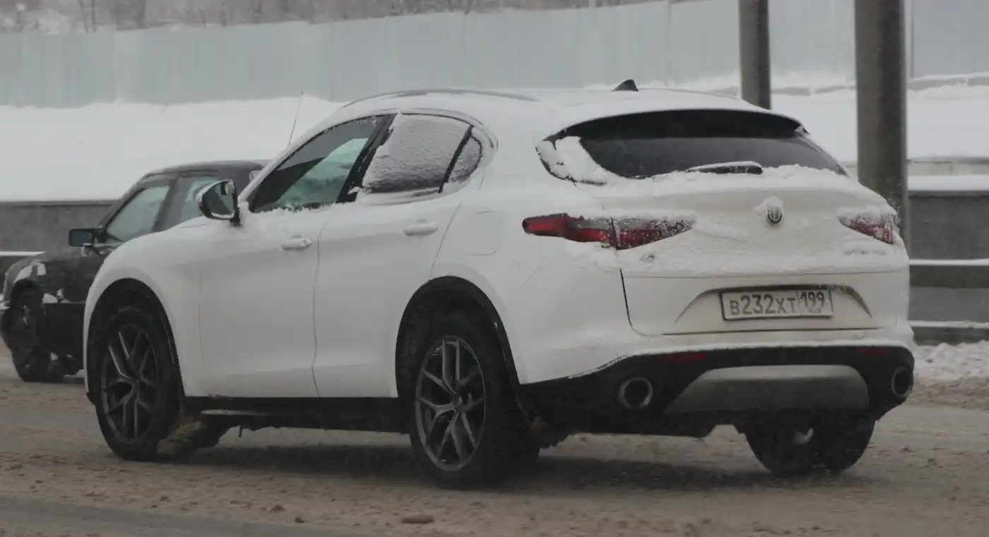 Фото автомобиля SKODA SUPERB, 2010 — госномер В232ХТ199. Цвет: Белый