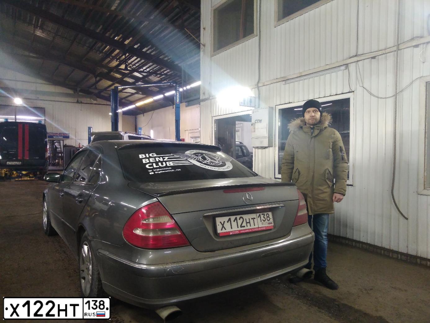 Фото автомобиля MERCEDES E-KLASSE, 2005 — госномер Х112НТ138. Цвет: СЕРО-СИНИЙ