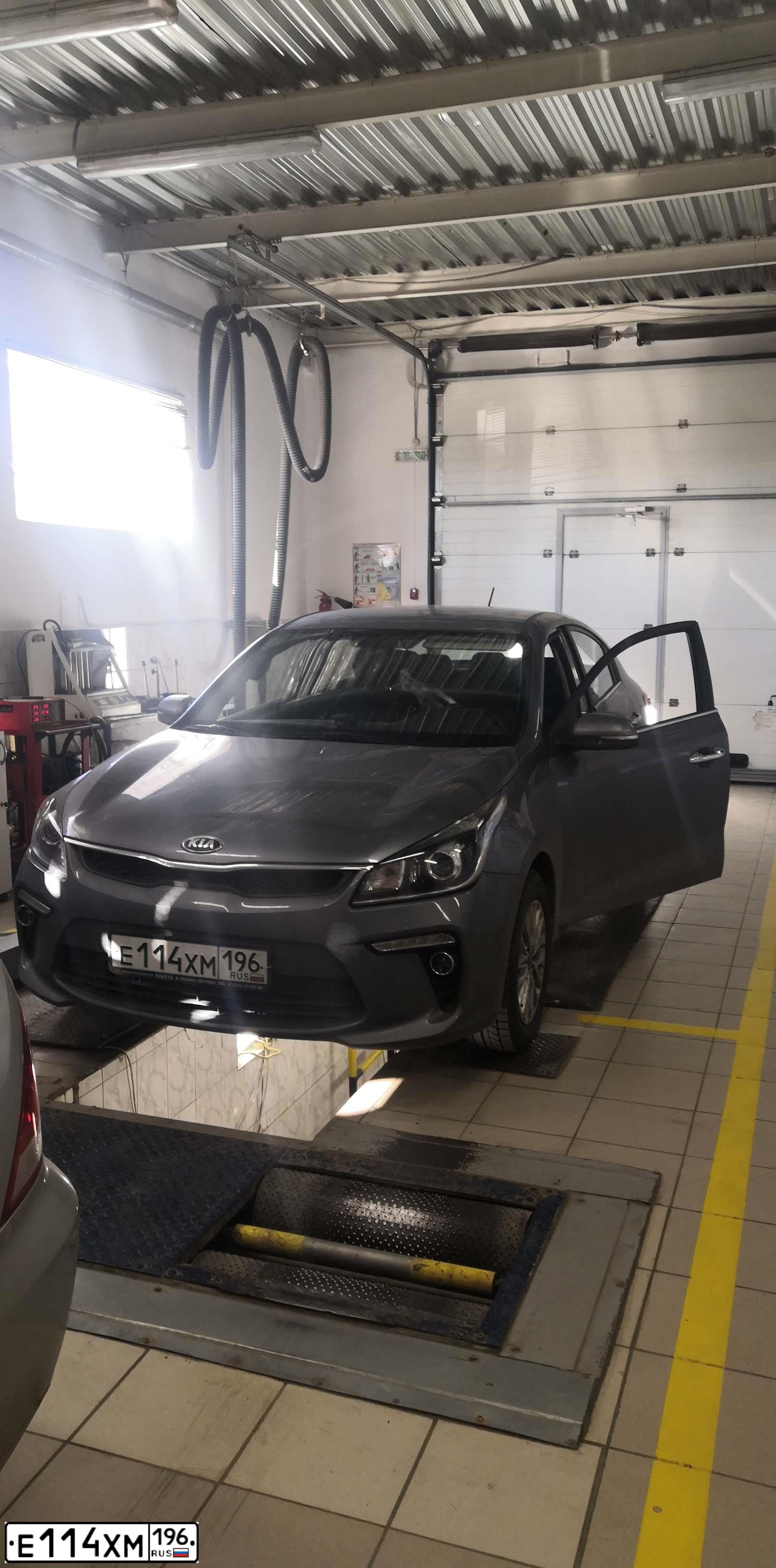 Фото автомобиля KIA RIO, 2017 — госномер Е114ХМ196. Цвет: Серый