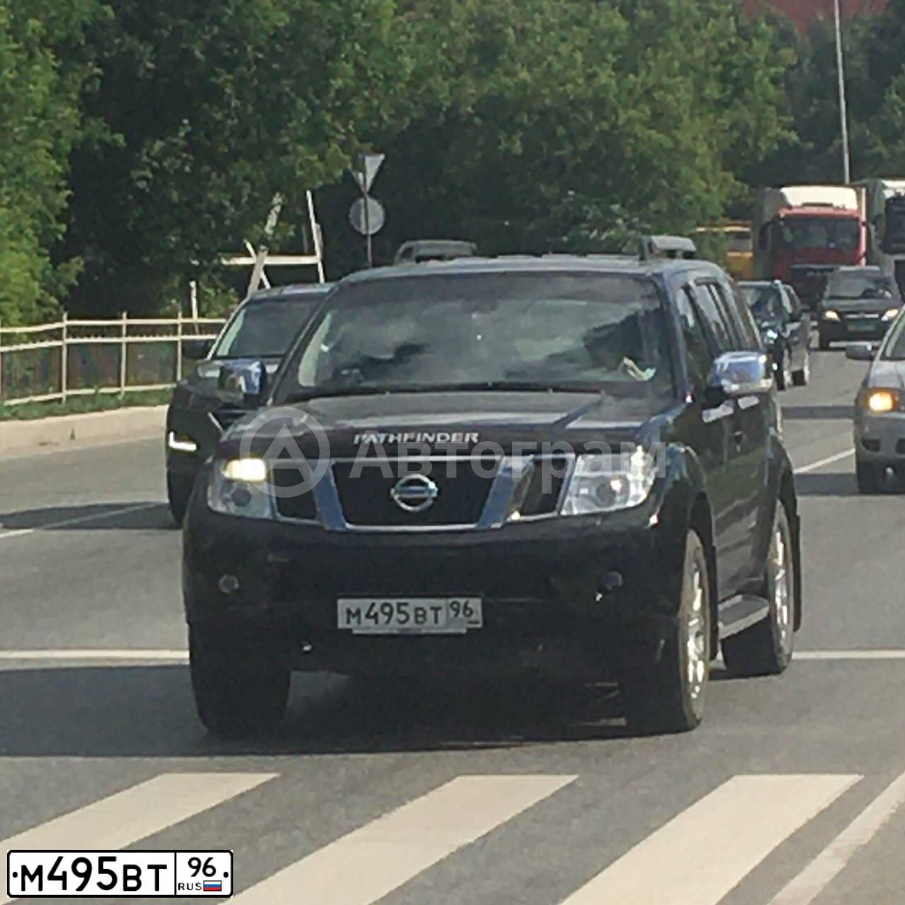Фото автомобиля NISSAN PATHFINDER, 2012 — госномер М495ВТ96. Цвет: ЧЕРНЫЙ
