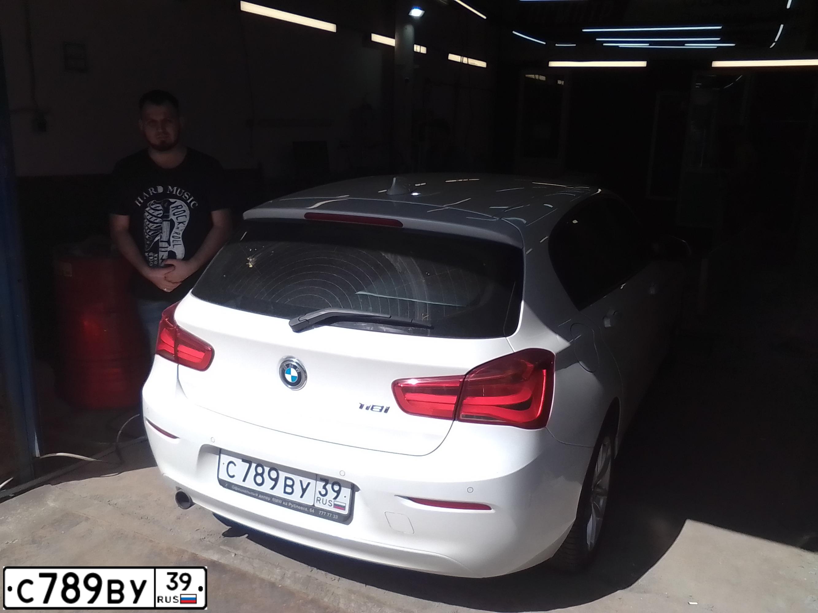 Фото автомобиля BMW SERIE 1, 2017 — госномер К976УО60. Цвет: Белый