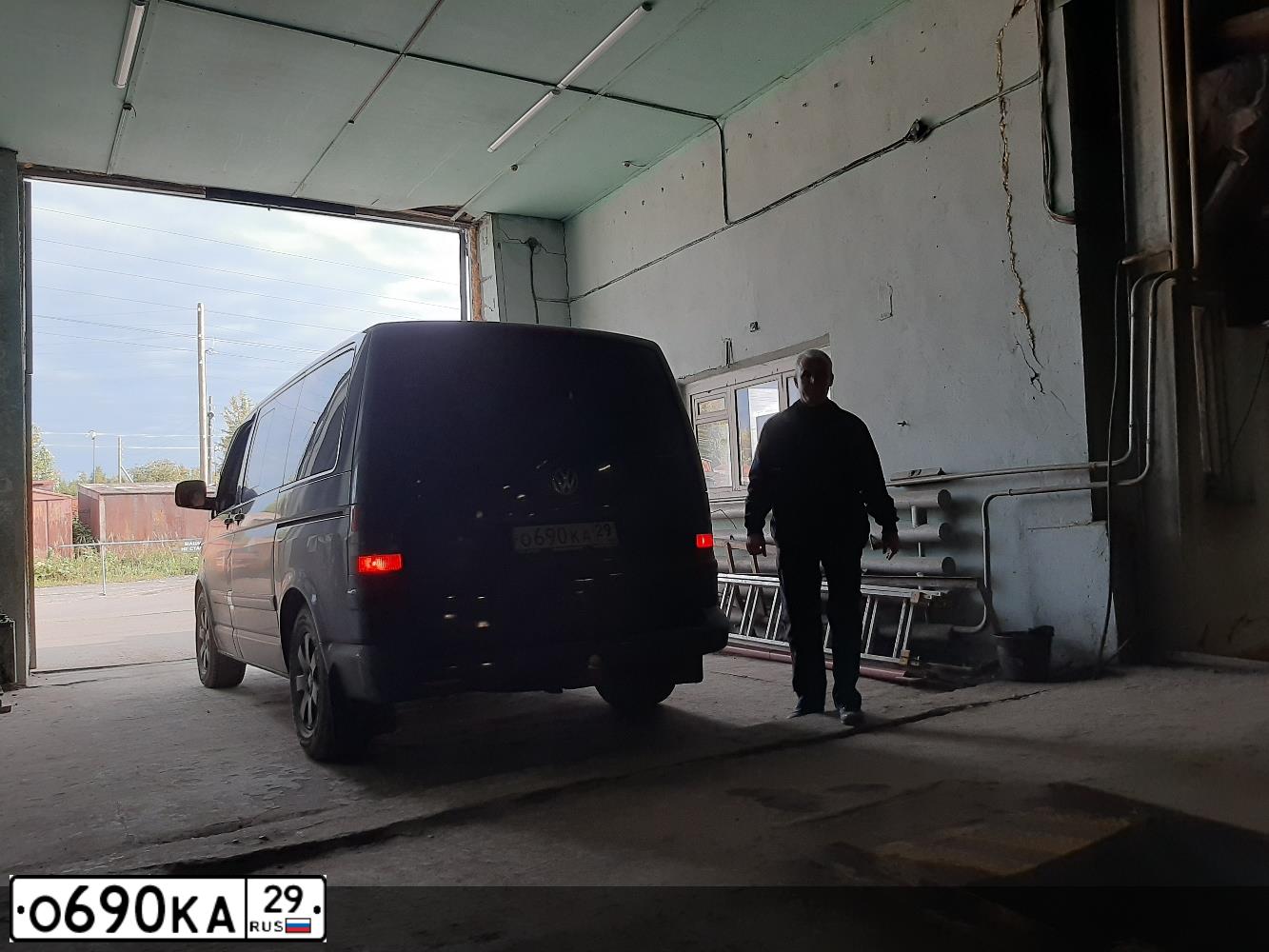 Фото автомобиля ФОЛЬКСВАГЕН Т5 MULTIVAN, 2003 — госномер У064МТ47. Цвет: ЧЕРНЫЙ