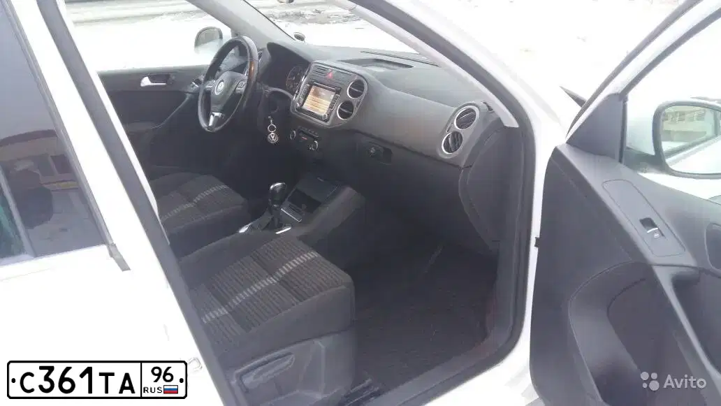 Фото автомобиля VOLKSWAGEN TIGUAN, 2011 — госномер С466КК72. Цвет: Белый
