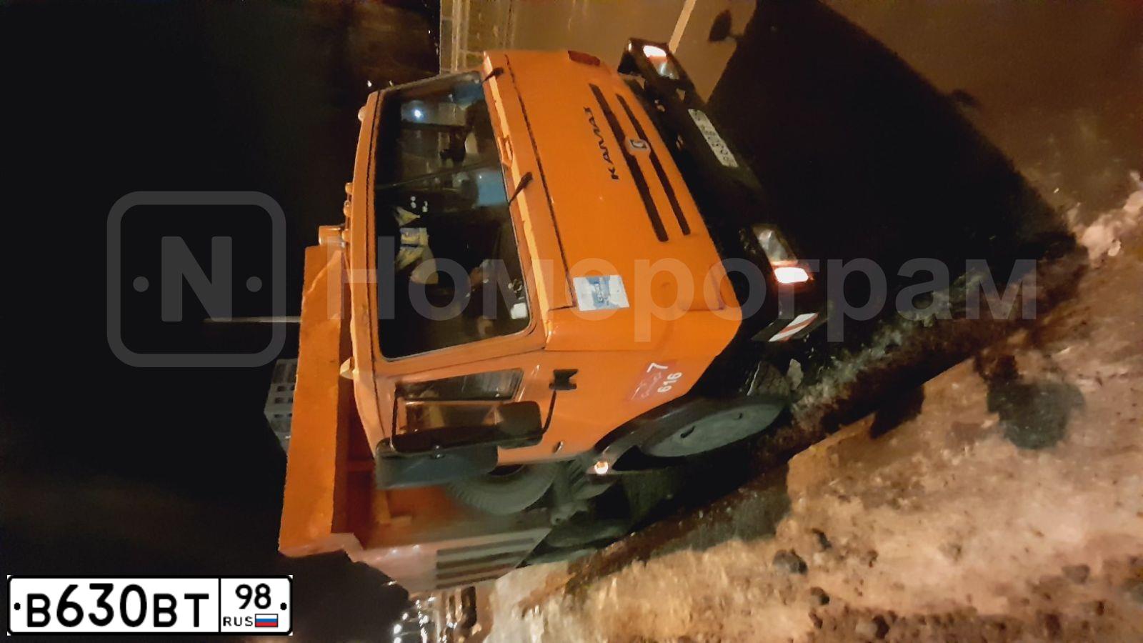 Фото автомобиля KAMAZ 65115 /6X4/, 2005 — госномер В630ВТ98. Цвет: ОРАНЖЕВЫЙ