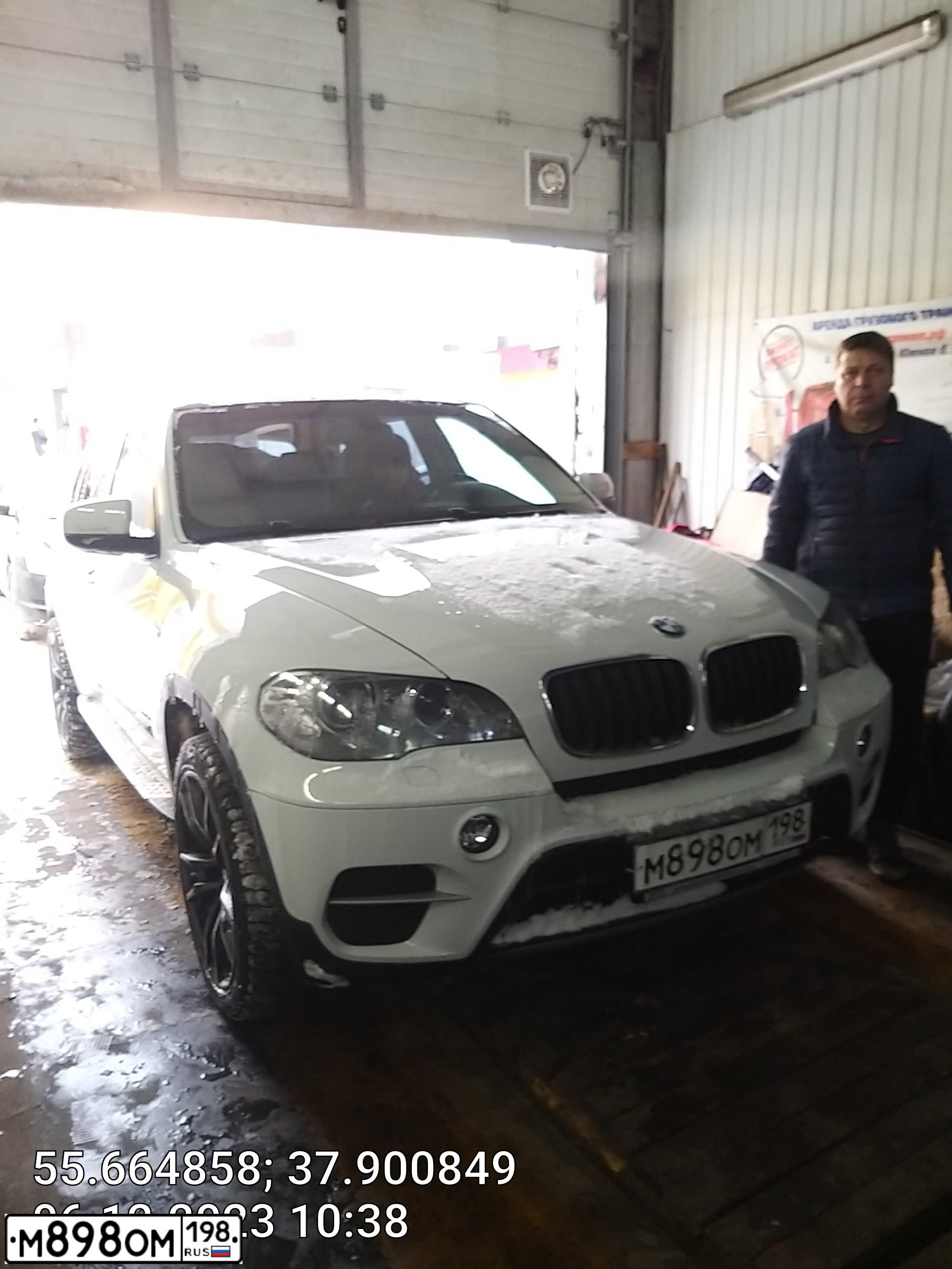 Фото автомобиля BMW X5, 2012 — госномер К434УТ790. Цвет: Белый