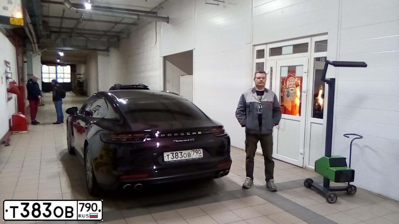 Фото автомобиля PORSCHE PANAMERA, 2017 — госномер Е170АМ977. Цвет: ФИОЛЕТОВЫЙ
