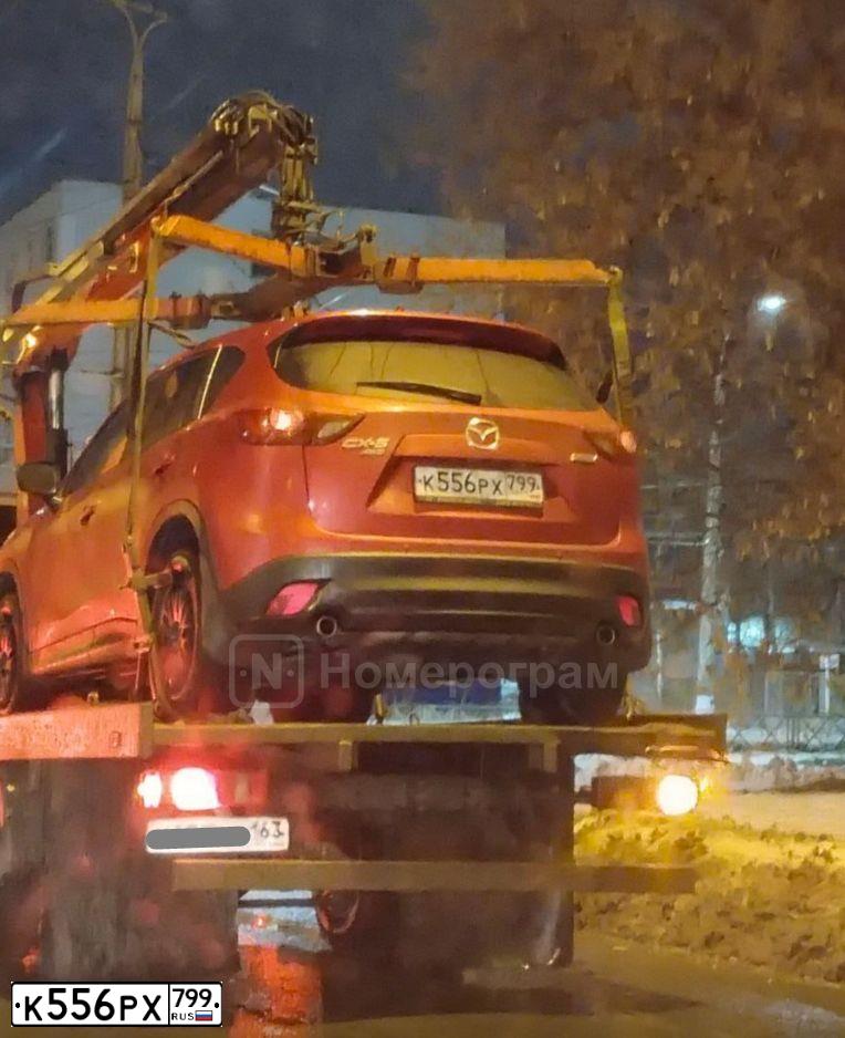 Фото автомобиля MAZDA CX-5, 2015 — госномер У988ХР163. Цвет: Красный