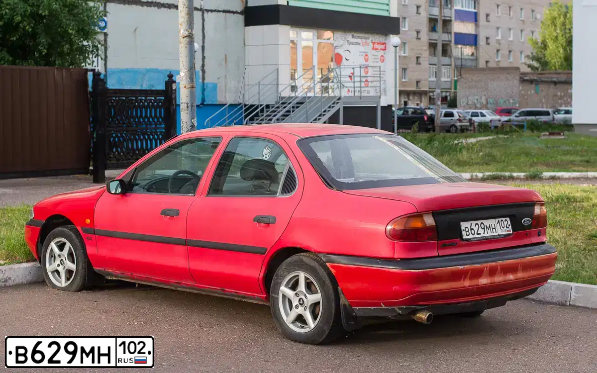 Фото автомобиля FORD MONDEO, 1993 — госномер М929МК702. Цвет: Красный