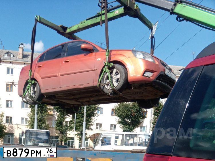 Фото автомобиля KIA RIO, 2010 — госномер В879РМ76. Цвет: ОРАНЖЕВЫЙ