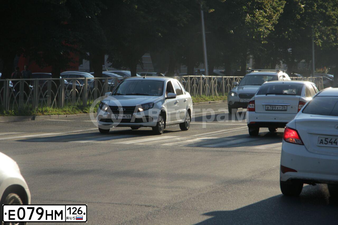 Фото автомобиля LADA 2190 GRANTA, 2019 — госномер Е079НМ126. Цвет: БЕЛЫЙ