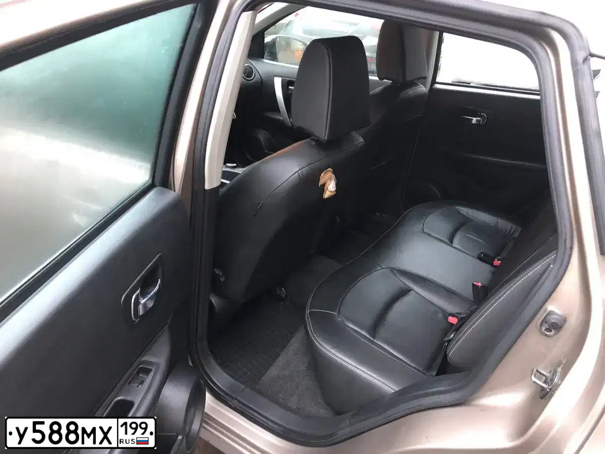 Фото автомобиля NISSAN QASHQAI, 2008 — госномер У588МХ199. Цвет: ТЕМНО-КРАСНЫЙ