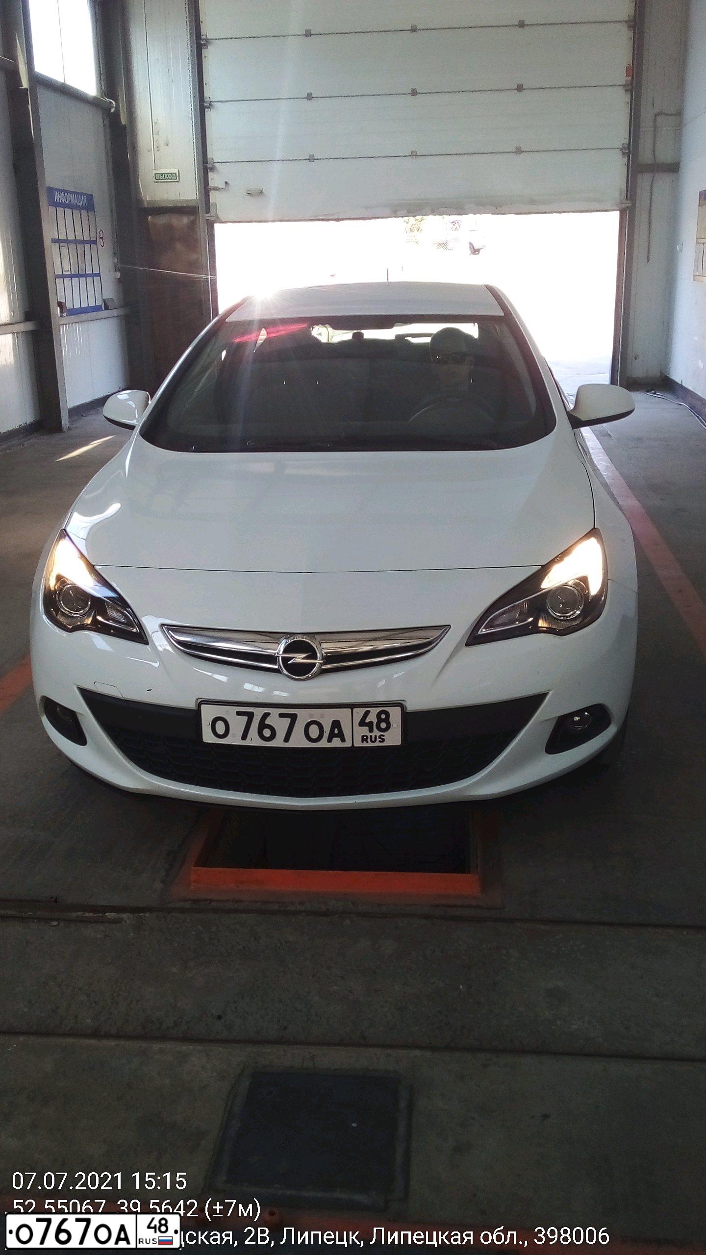 Фото автомобиля OPEL ASTRA, 2012 — госномер О767ОА48. Цвет: Белый