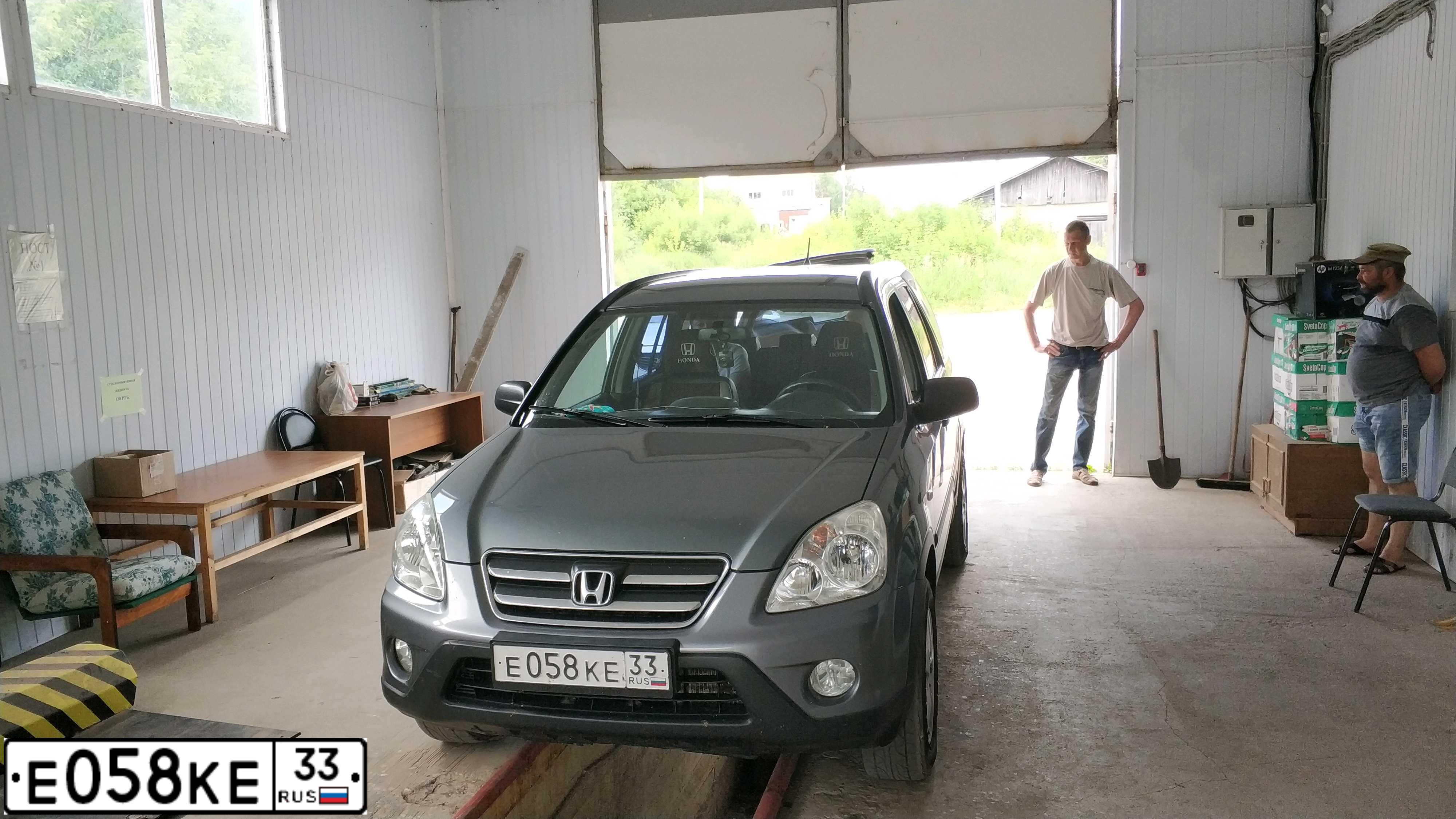 Фото автомобиля HONDA CR-V, 2005 — госномер Е058КЕ33. Цвет: СЕРЫЙ