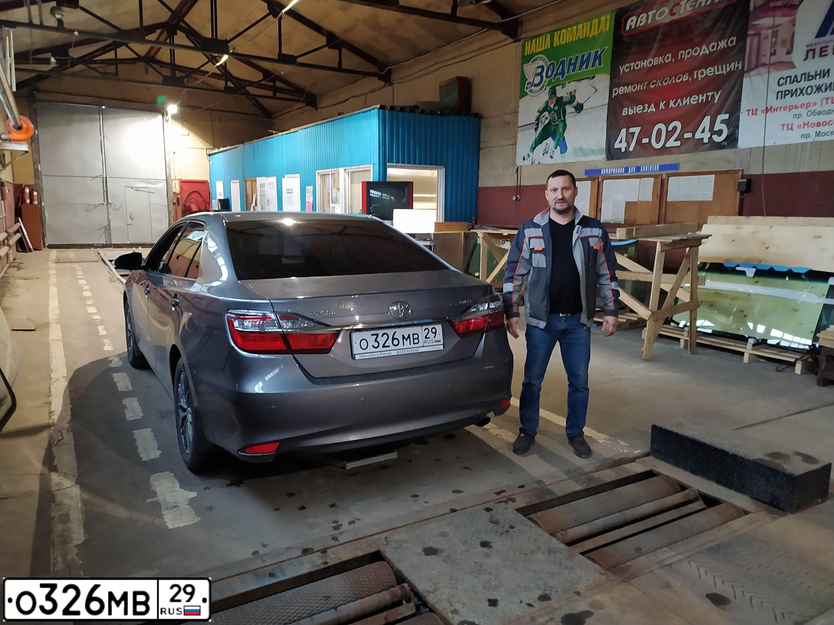 Фото автомобиля TOYOTA CAMRY, 2016 — госномер О326МВ29. Цвет: СЕРЫЙ МЕТАЛЛИК