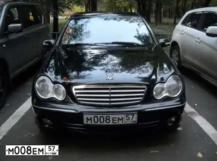 Фото автомобиля MERCEDES C-KLASSE, 2004 — госномер М008ЕМ57. Цвет: ЧЕРНЫЙ