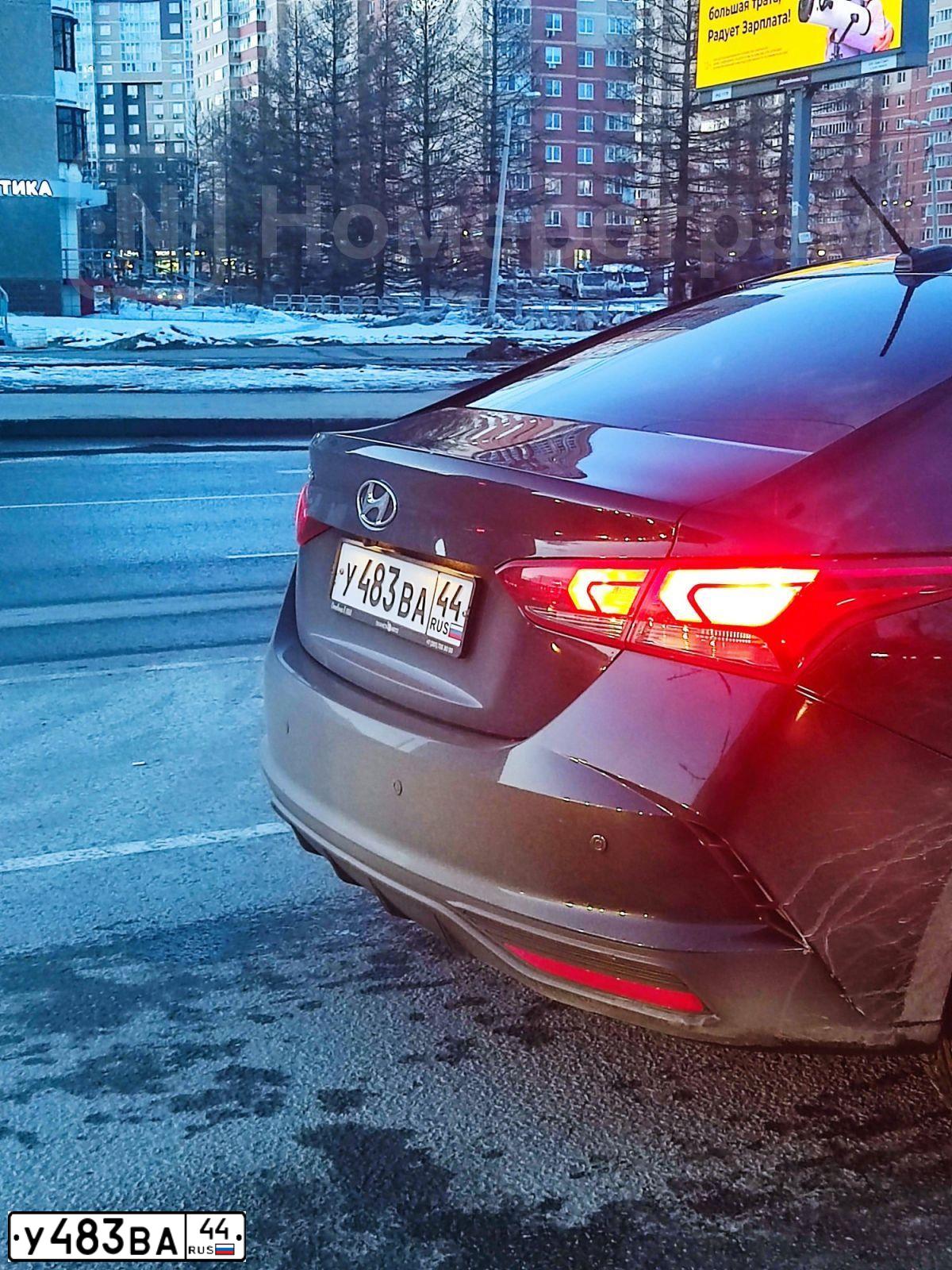 Фото автомобиля HYUNDAI SOLARIS, 2021 — госномер У483ВА44. Цвет: ЧЕРНЫЙ