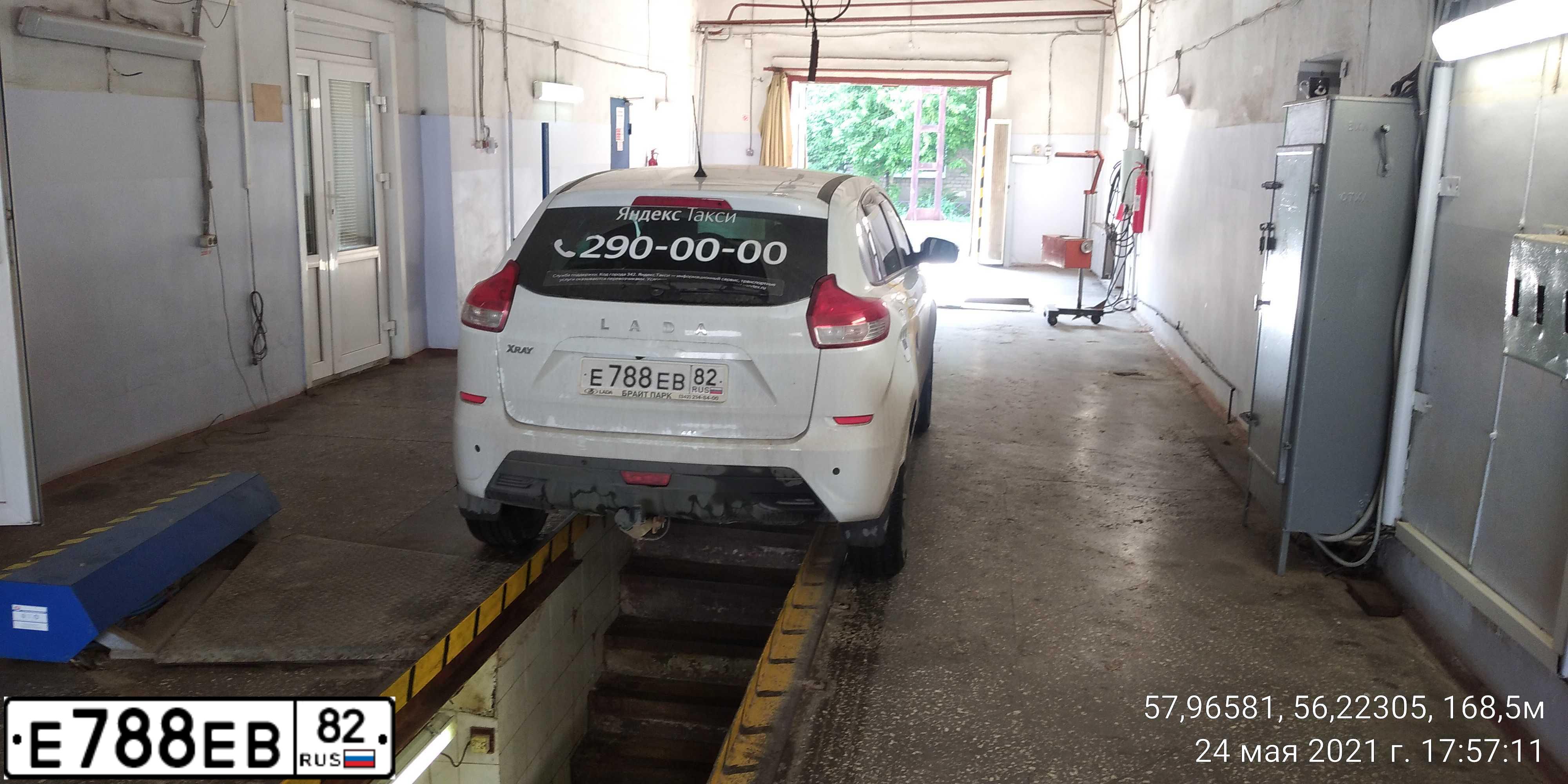 Фото автомобиля LADA XRAY, 2016 — госномер Е788ЕВ82. Цвет: БЕЛЫЙ
