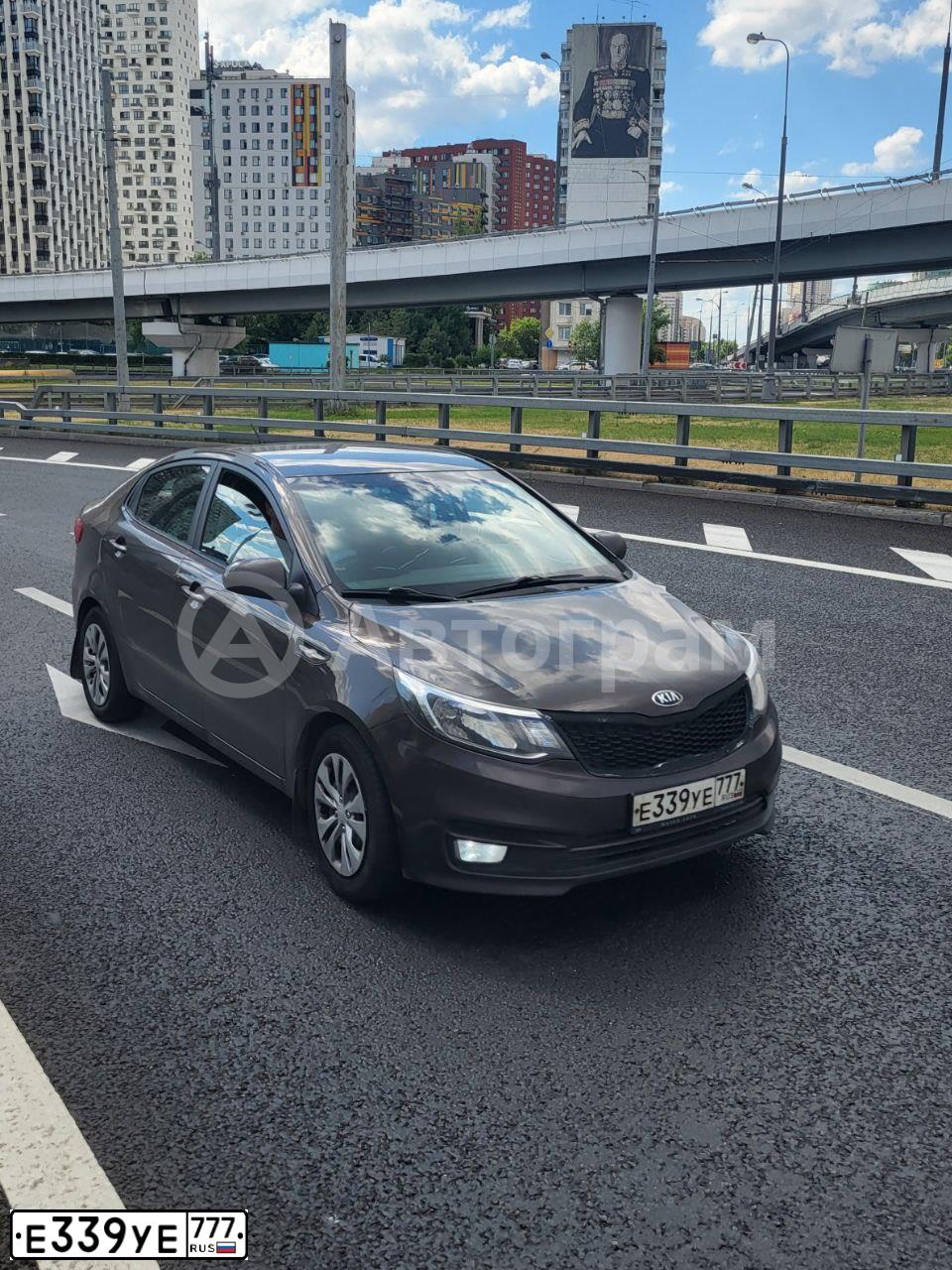 Фото автомобиля KIA RIO, 2016 — госномер Е339УЕ777. Цвет: КОРИЧНЕВЫЙ