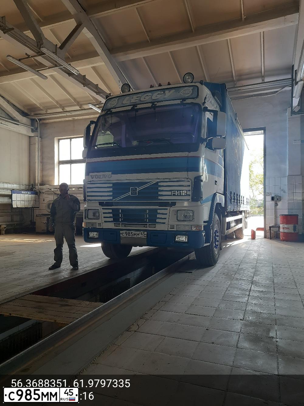 Фото автомобиля VOLVO O SERIE FH 4X2, 1999 — госномер С985ММ45. Цвет: Белый