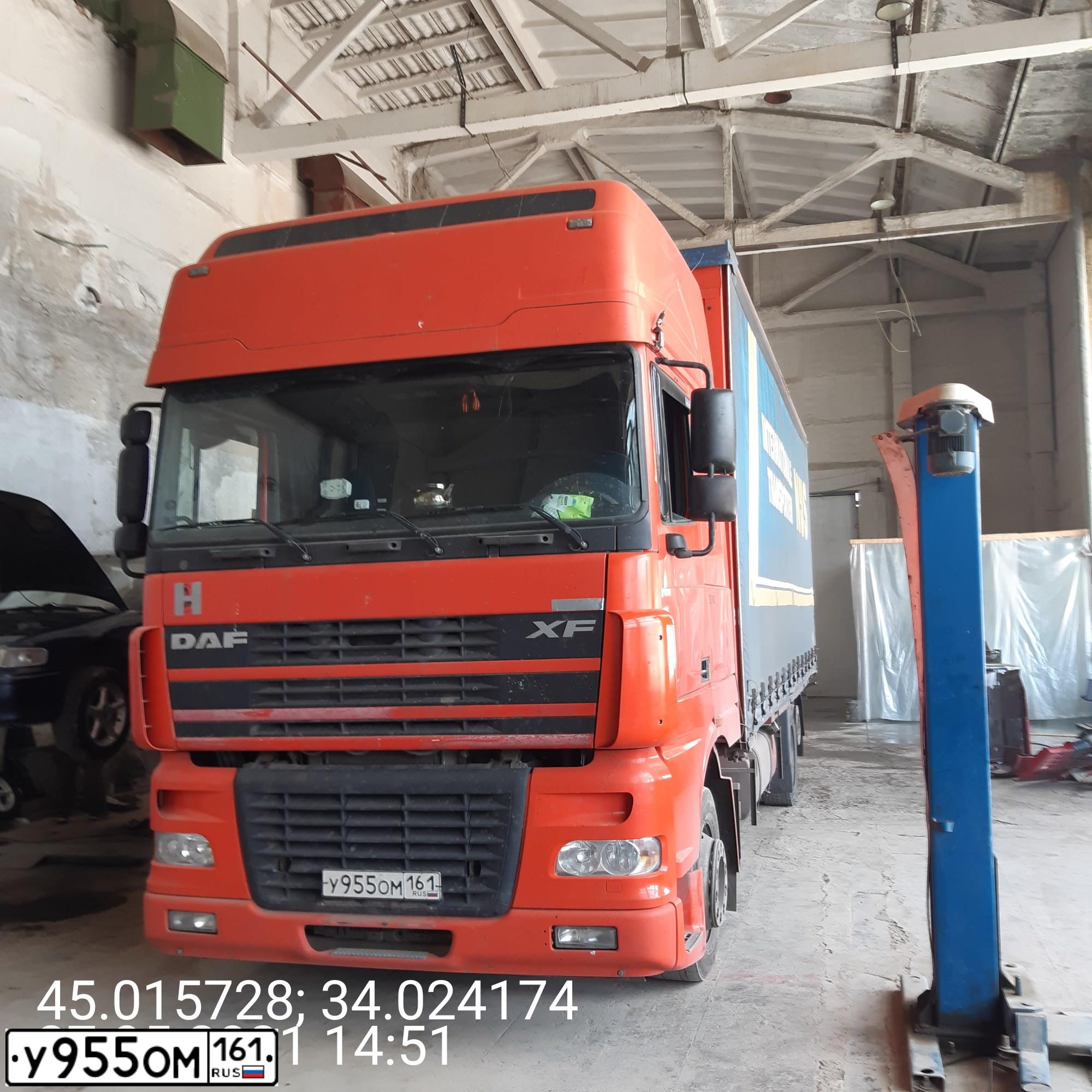 Фото автомобиля DAF XF 95 FAR /6X2/, 2012 — госномер У955ОМ161. Цвет: Оранжевый