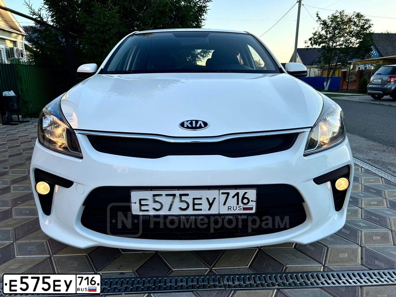 Фото автомобиля KIA RIO, 2020 — госномер Е575ЕУ716. Цвет: Белый
