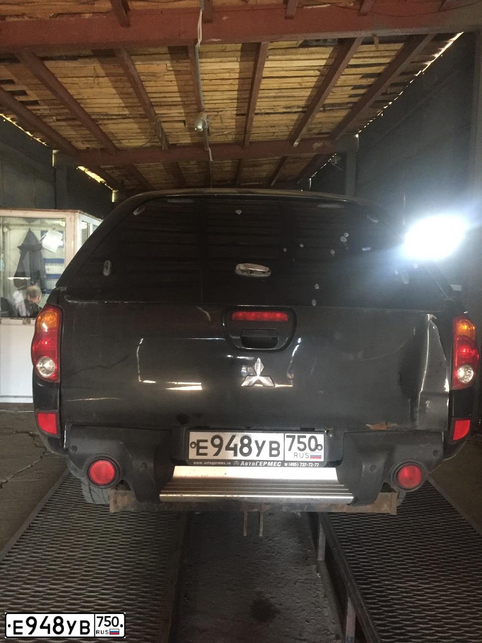 Фото автомобиля MITSUBISHI L 200, 2007 — госномер Е948УВ750. Цвет: ЧЕРНЫЙ
