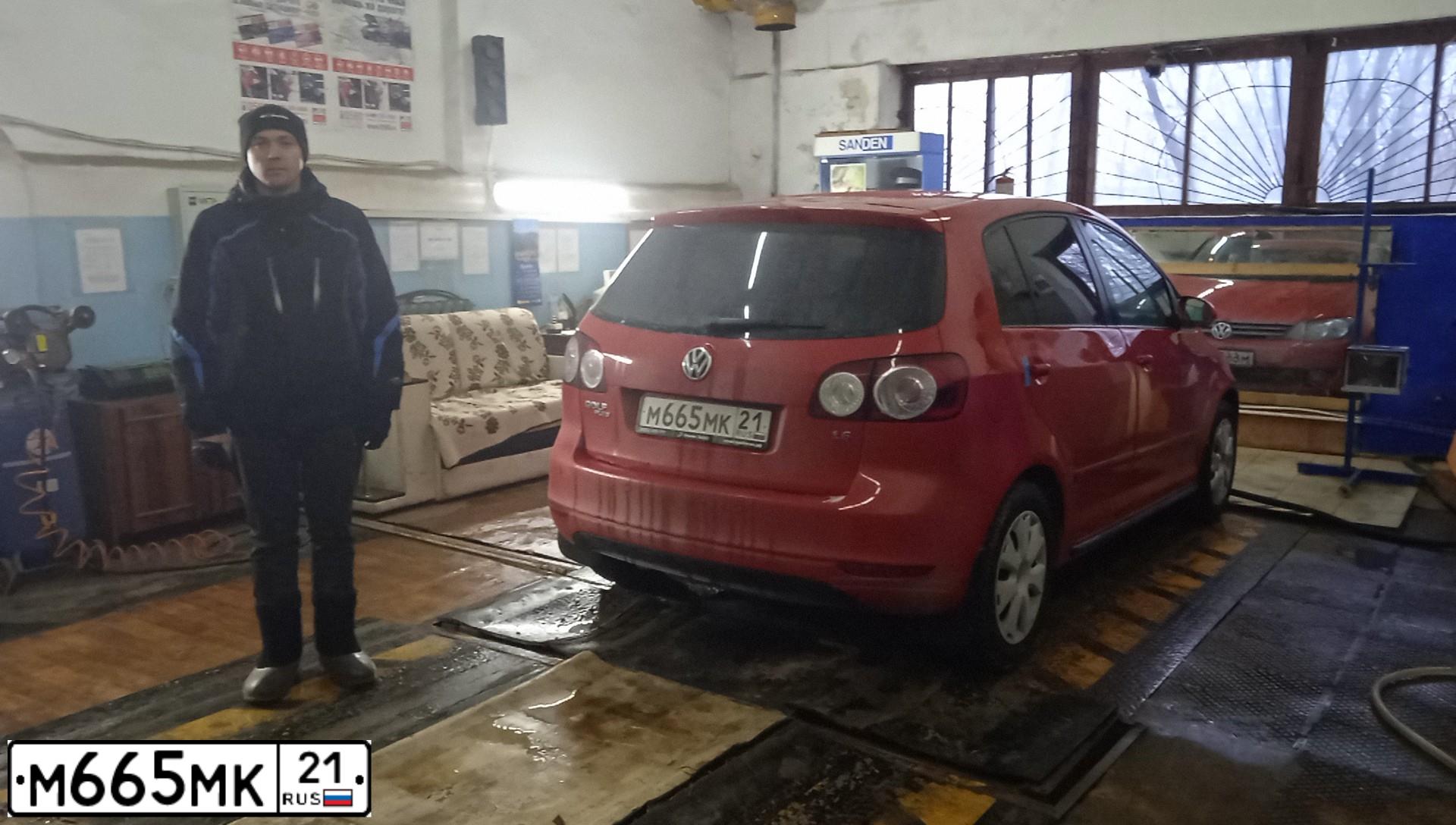 Фото автомобиля VOLKSWAGEN GOLF PLUS, 2012 — госномер М665МК21. Цвет: Красный