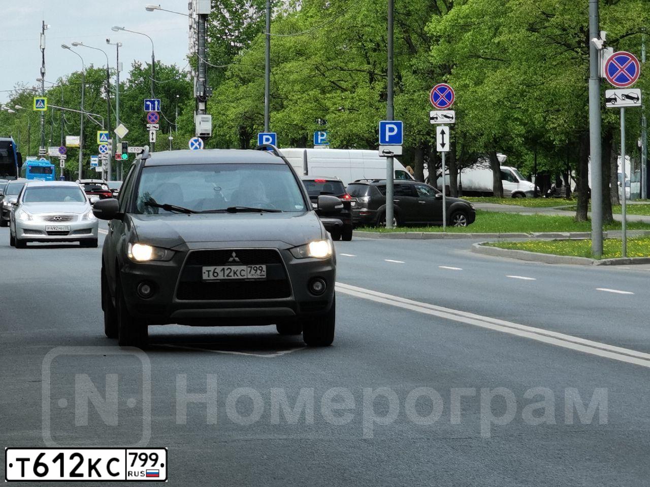 Фото автомобиля MITSUBISHI OUTLANDER, 2011 — госномер Т612КС799. Цвет: Коричневый