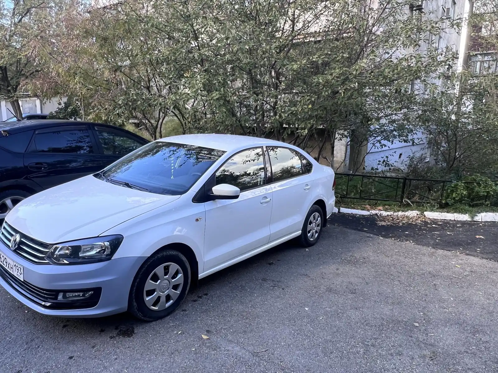 Фото автомобиля VOLKSWAGEN POLO, 2020 — госномер С724ВУ180. Цвет: Белый