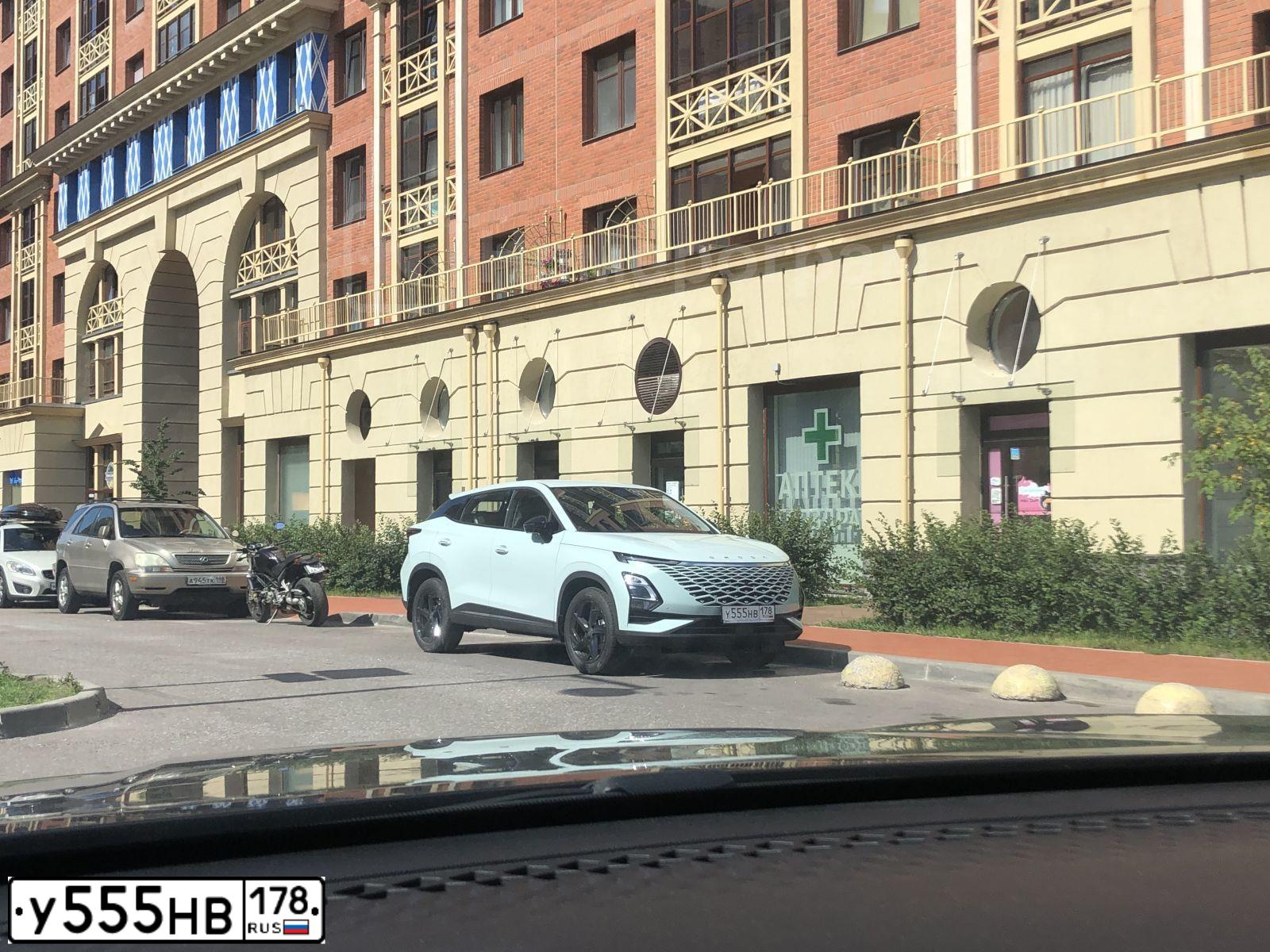 Фото автомобиля NISSAN JUKE, 2013 — госномер У555НВ178. Цвет: ЧЕРНЫЙ