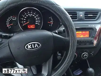 Фото автомобиля KIA RIO, 2012 — госномер Х877ХТ86. Цвет: Серебристый