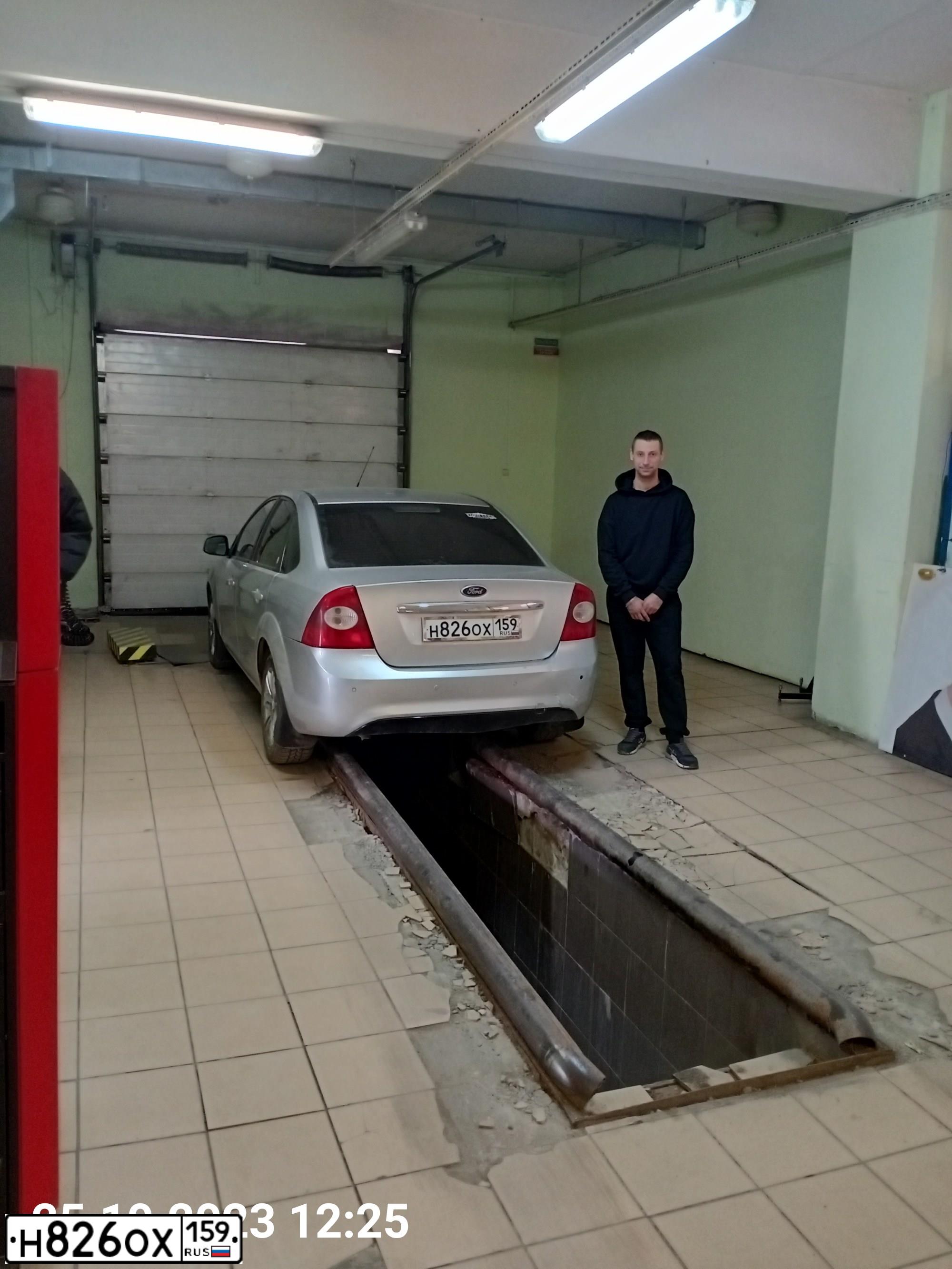 Фото автомобиля FORD FOCUS, 2008 — госномер А528РВ43. Цвет: СЕРЕБРИСТЫЙ