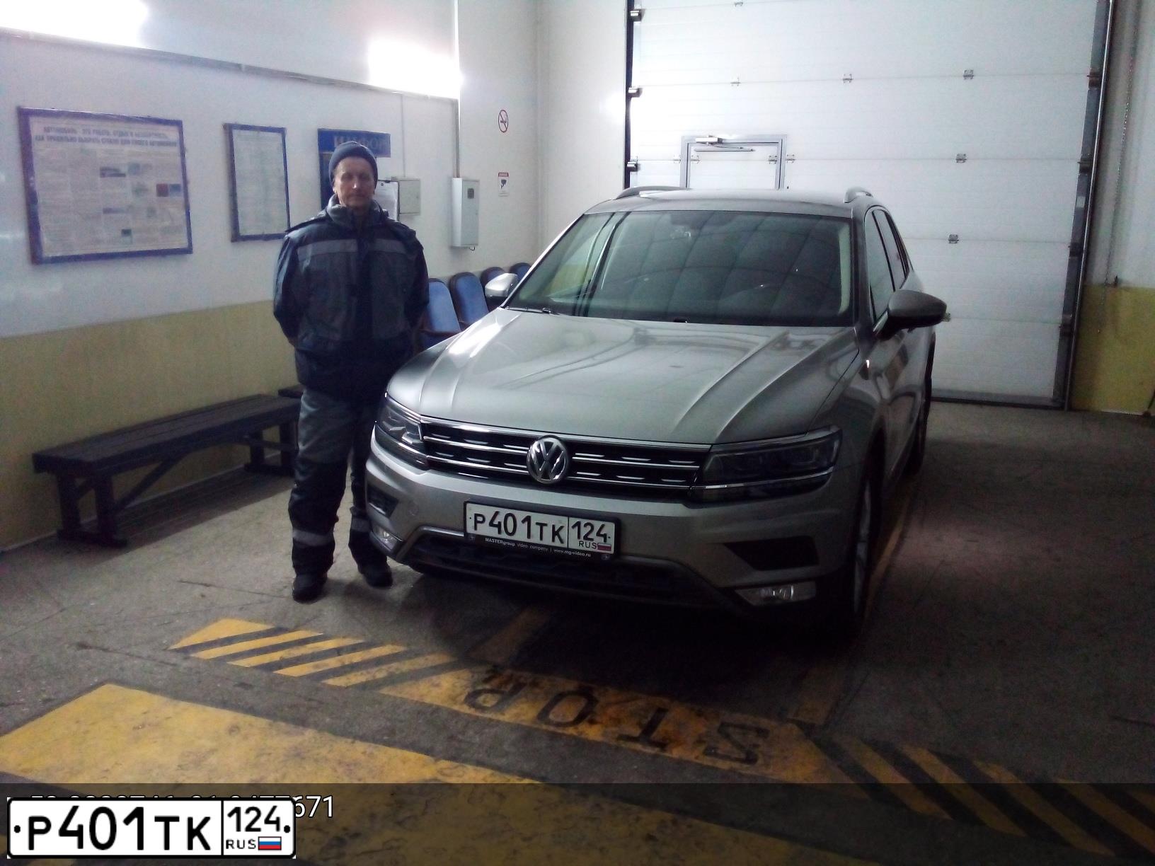 Фото автомобиля VOLKSWAGEN TIGUAN, 2017 — госномер Р401ТК124. Цвет: СЕРЕБРИСТЫЙ