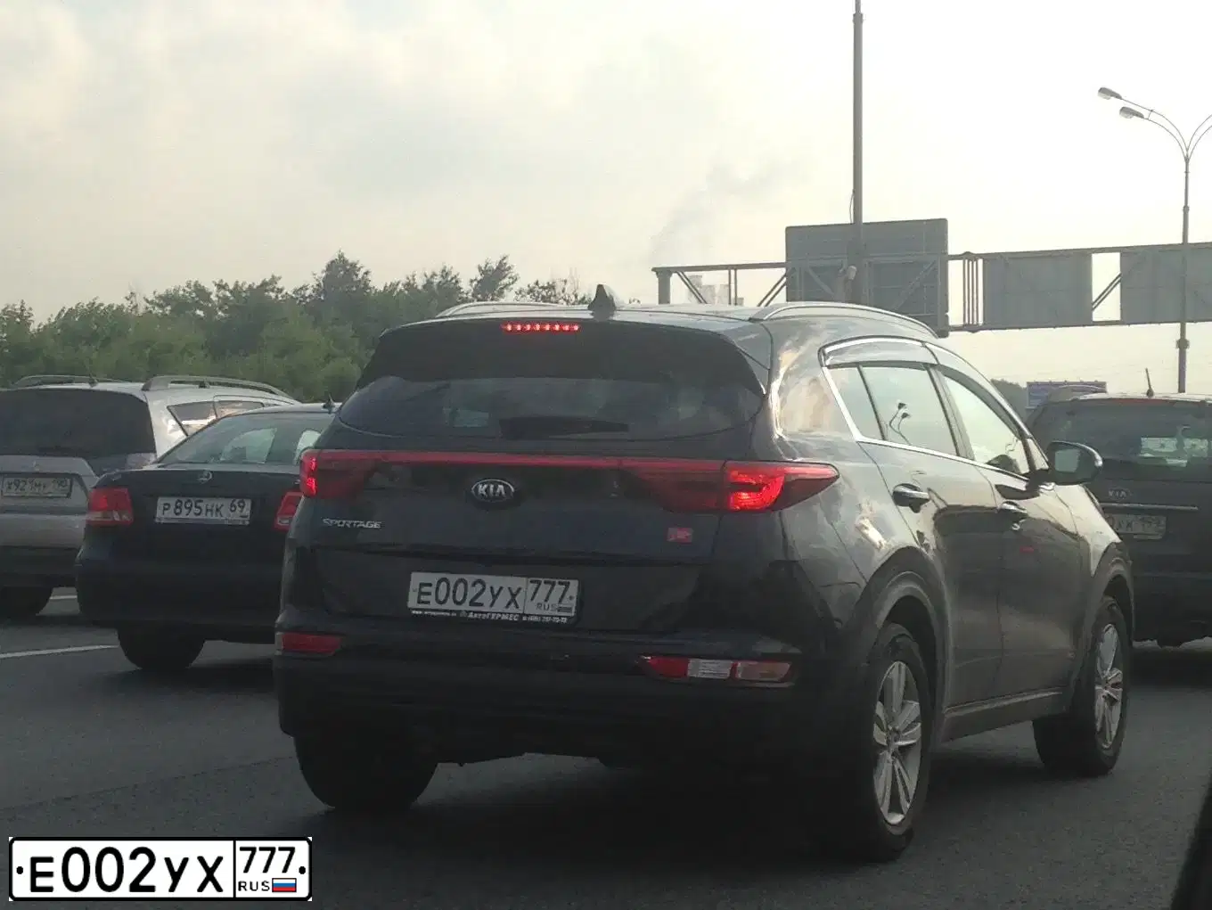 Фото автомобиля KIA SPORTAGE, 2017 — госномер Е002УХ777. Цвет: ЧЕРНЫЙ ПЕРЛАМУТР