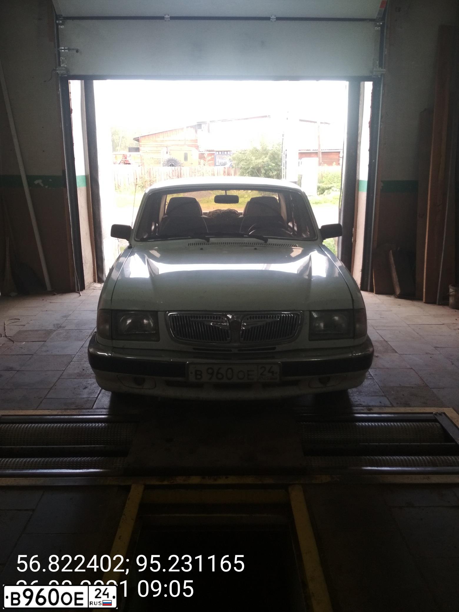 Фото автомобиля GAZ 3110 WOLGA, 2001 — госномер В960ОЕ24. Цвет: БЕЛЫЙ