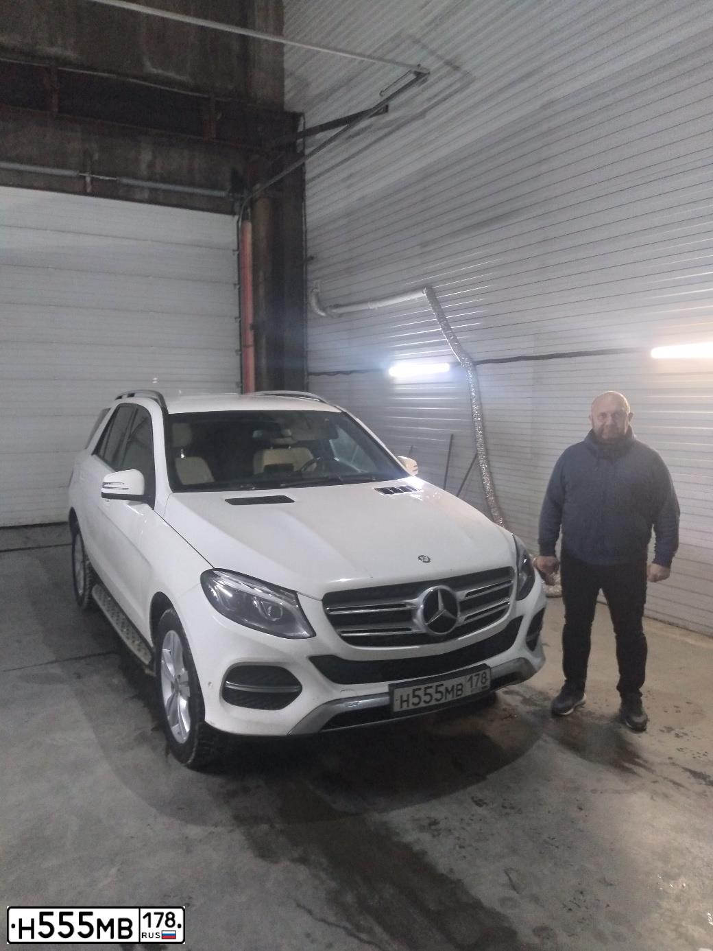Фото автомобиля MERCEDES-BENZ ML/GLE, 2016 — госномер С877КС198. Цвет: Белый