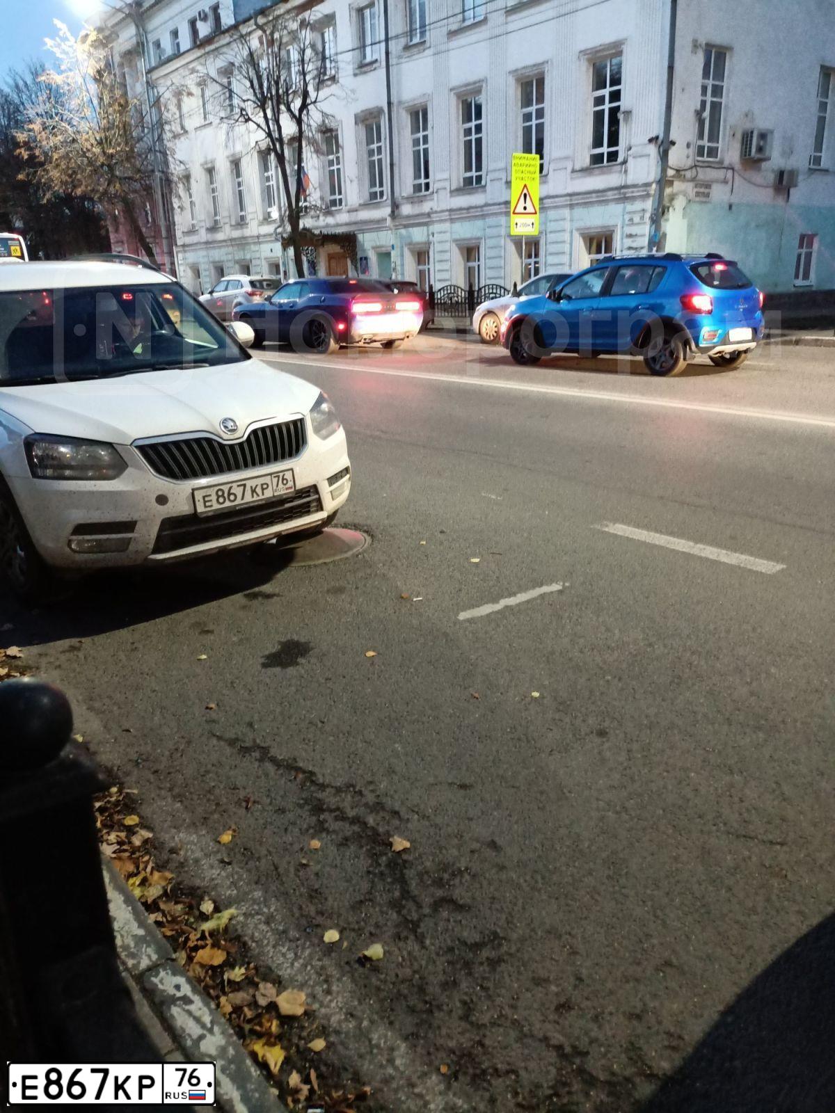 Фото автомобиля SKODA YETI, 2014 — госномер Е867КР76. Цвет: Белый