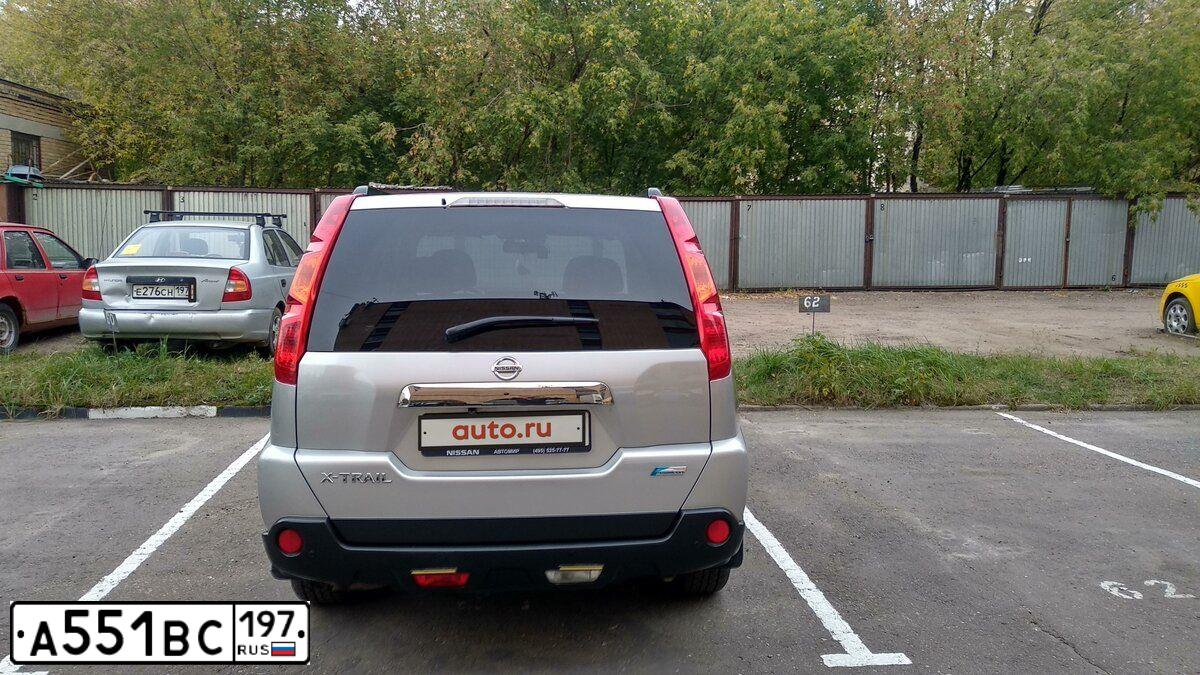 Фото автомобиля NISSAN X-TRAIL, 2010 — госномер Е136УС82. Цвет: СЕРЫЙ