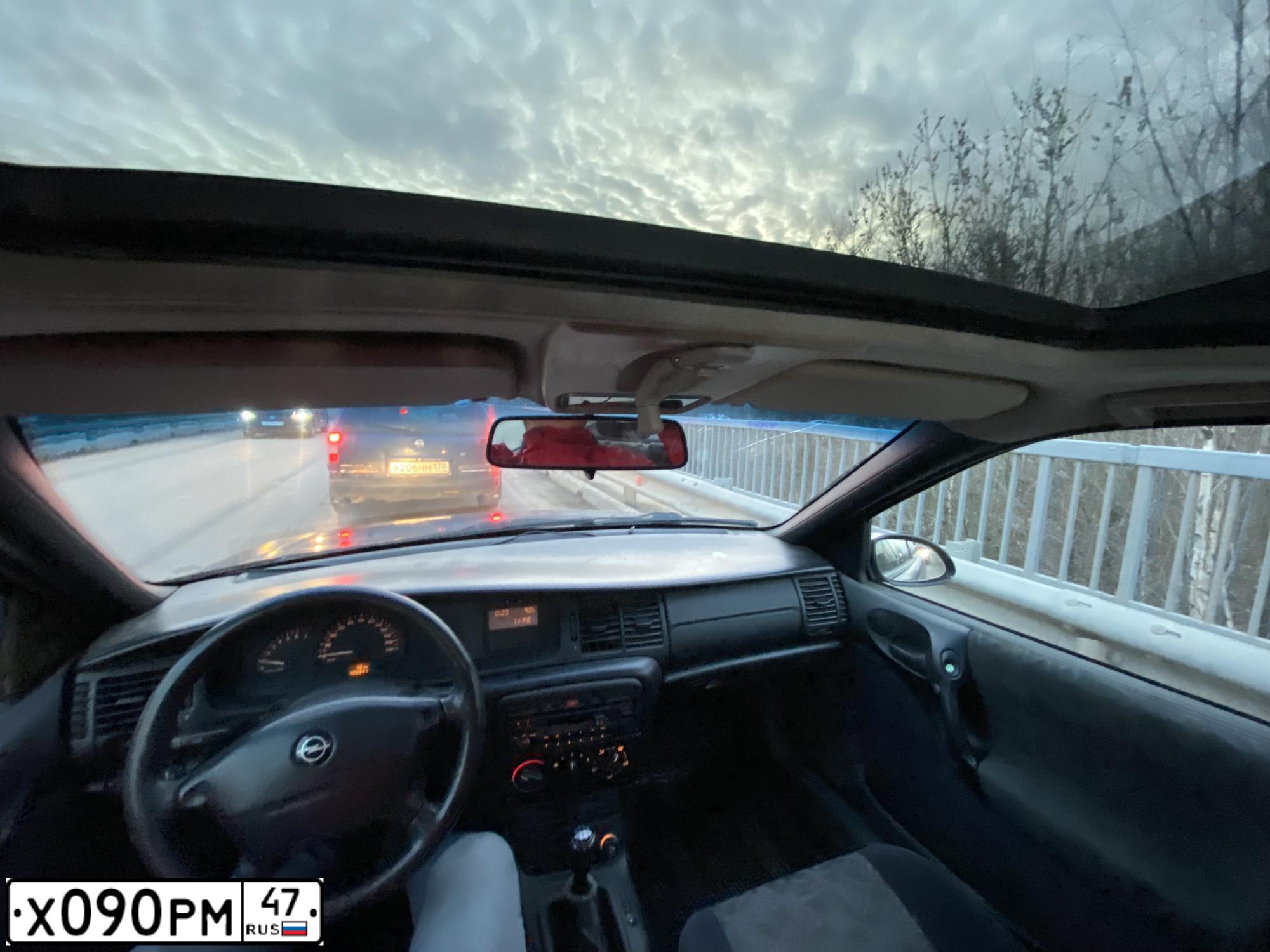 Фото автомобиля OPEL VECTRA, 1996 — госномер Х090РМ47. Цвет: СИНИЙ