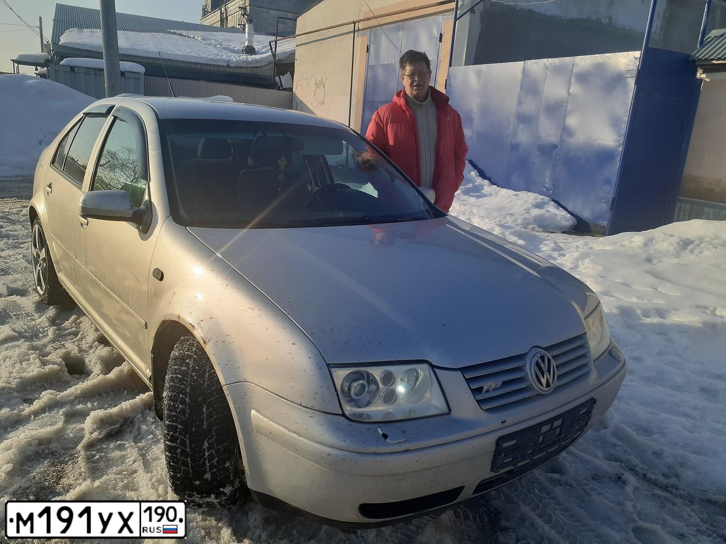 Фото автомобиля VOLKSWAGEN BORA, 1999 — госномер Е467ЕЕ99. Цвет: СЕРЫЙ