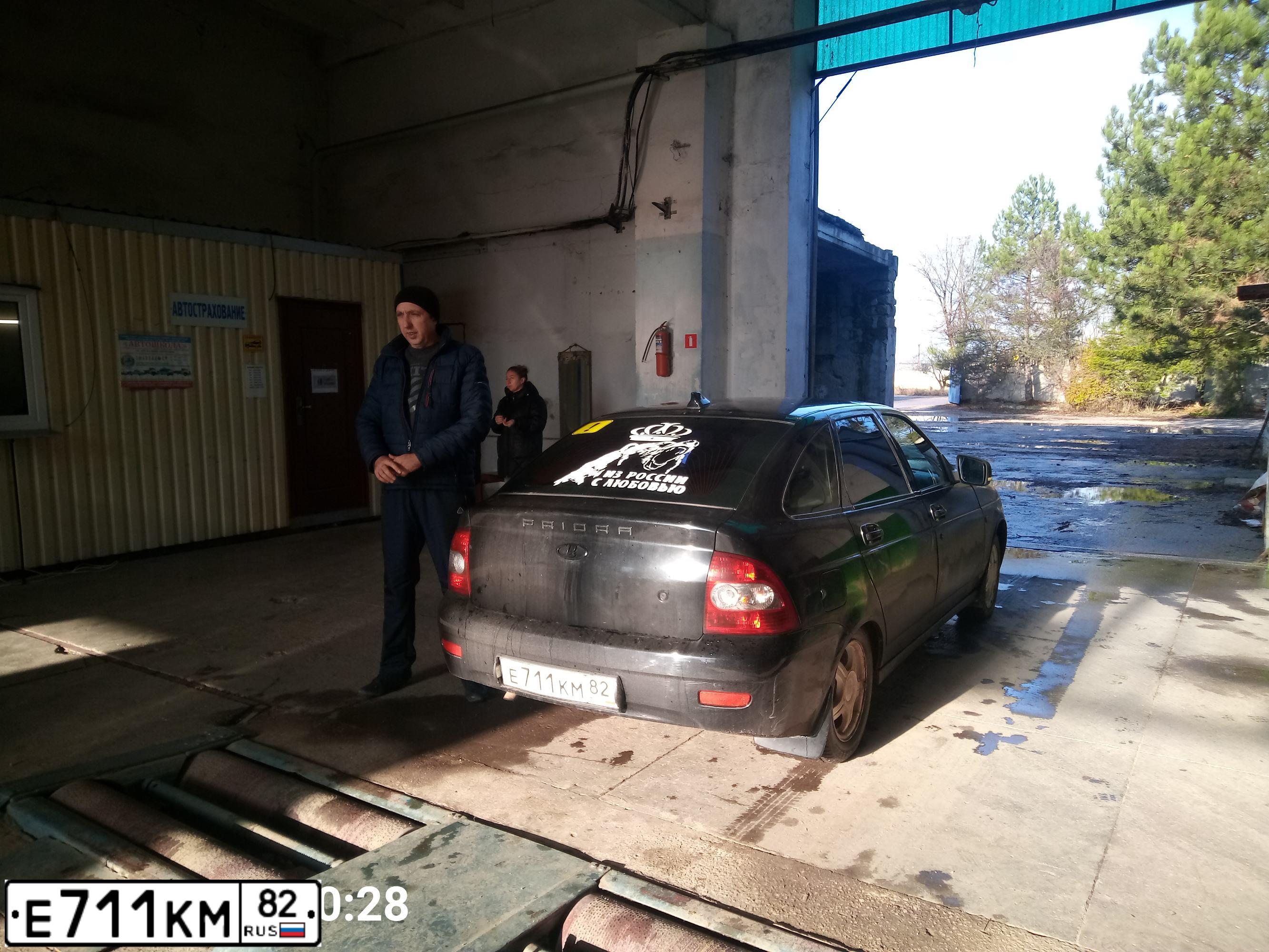 Фото автомобиля VAZ 2172 PRIORA, 2009 — госномер Е711КМ82. Цвет: СИНЕ-ЧЕРНЫЙ