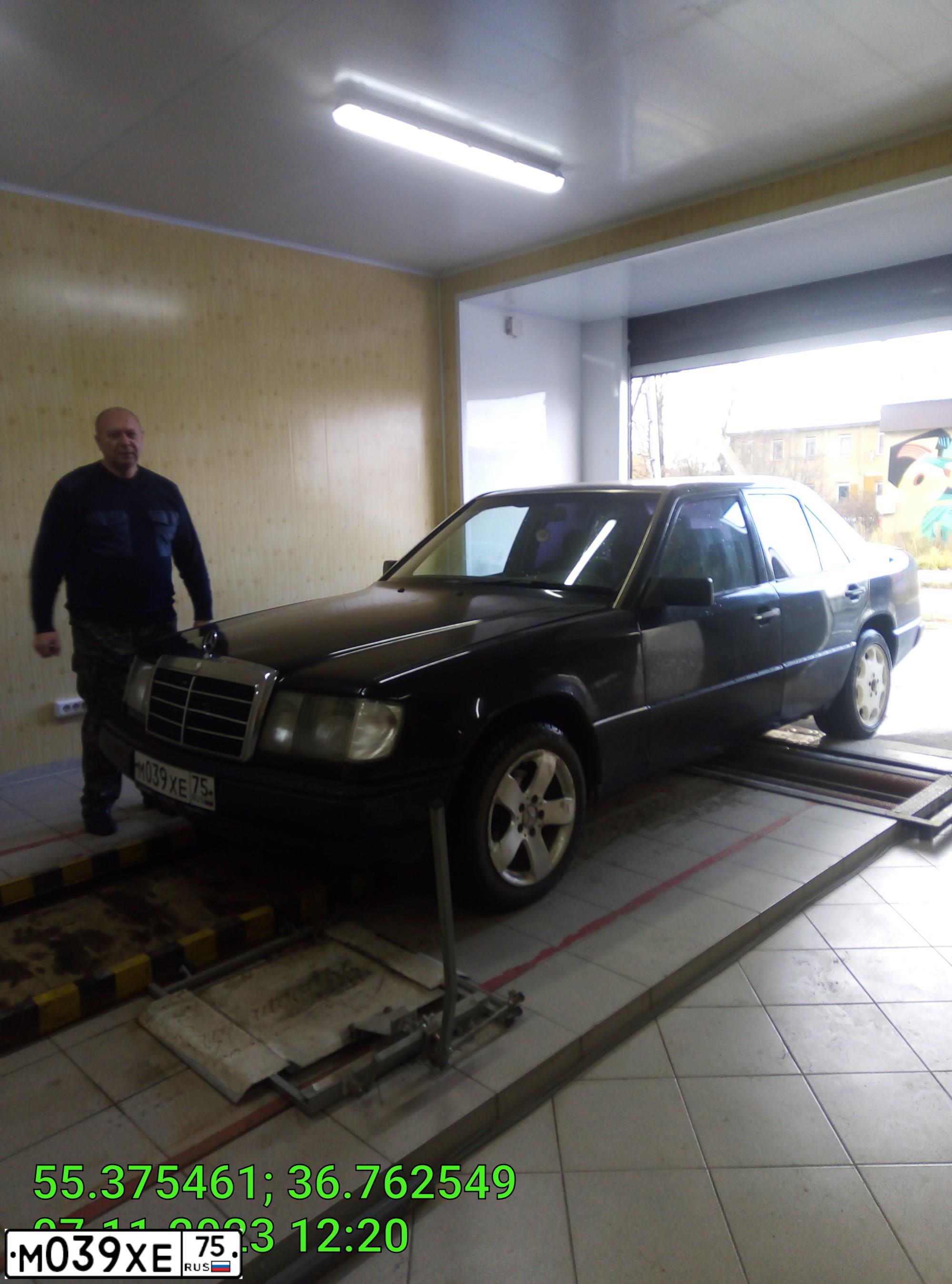 Фото автомобиля MERCEDES E-KLASSE, 1991 — госномер Т421РК790. Цвет: СЕРЫЙ