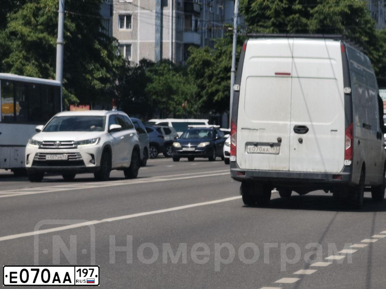 Фото автомобиля VOLKSWAGEN PHAETON, 2008 — госномер Е070АА197. Цвет: Серый